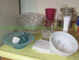 lot 125 image: Assorted glassware dishes as shown