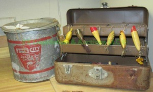 lot 140 image: Vintage mid-century wood fishing lures and tackle box, plus bait can