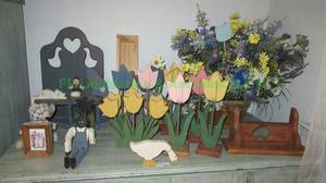 lot 255 image: Wood home decor items