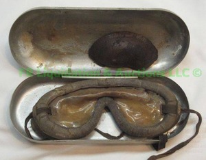 lot 274 image: Antique 1918 Strauss & Buegeleisen resistol aviator goggles (rough condition) in original aluminum case