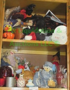 lot 272 image: Assorted holiday decor