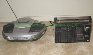lot 265 image: Vintage Realistic model 12-665 AMFM radio & Radio shack CD-3345 portable AMFM stereo CD player