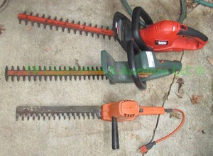 lot 327 image: Black & Decker electric shrub & hedge trimmers, 3 total