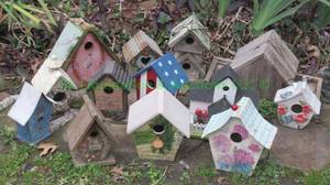 lot 333 image: Various style bird houses as shown