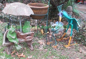 lot 351 image: Assorted yard decor