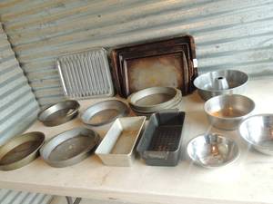 lot 36 image: Large lot of baking pans, cookie sheets, cake pans, loaf pans, pie pans, Bundt pans and bowls