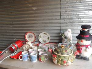 lot 53 image: Christmas lot including large bowl with lid,  coffee cups x 9, tree stand, decorated tins, holiday plates and more