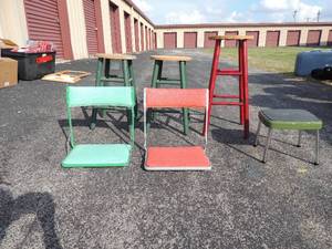 lot 147 image: 2 green stadium chairs and 1 red step stool.