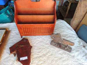 lot 165 image: Wooden key shaped key holder, 2 tier magazine rack, wooden wall clock (needs batteries)
