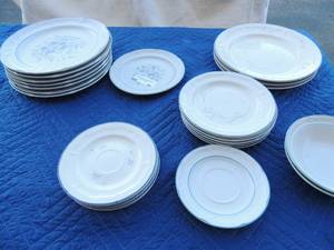 lot 80 image: Various dishes- 2 bowls by country ware stoneware 2 country ware plates, 4 Yu Quan saucers, 5 Yu Quan salad plates, 3 Yu Quan dinner plates and 7 Country ware dinner plates