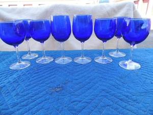 lot 85 image: 8 Blue wine glasses with decorative stems