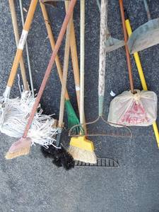 lot 113 image: Tools- garden hoe, rakes, brooms indoor and outdoor and a pooper scooper