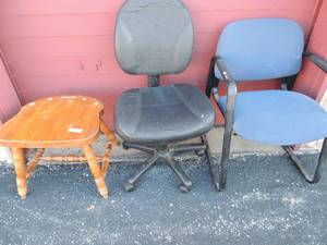 lot 187 image: Blue and black office chair, black computer chair that rolls, half chair bottom only