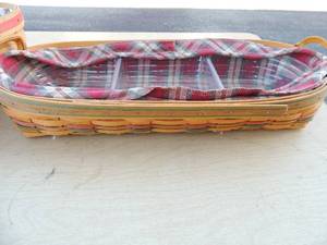 lot 192 image: 3-2000 Century Longaberger baskets hand-woven in Dresden Ohio USA. 1 has 3 serving  boat inside, one has floral dcor cloth inside and one has cloth with plastic insert tray