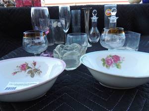 lot 217 image: 1 green trim bowl, 1 pink trim bowl, neither branded, various drinking glasses, beer glasses, wine glasses and more.