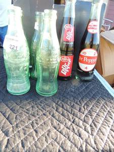 lot 221 image: 4 vintage coca Cola bottles December 1923 and 2 unopened Dr Pepper glass bottles 10 oz. 296 ml no date