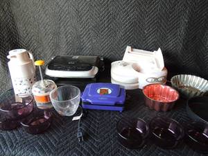lot 255 image: Kitchen lot- 6 pyrex 2 cup bowls, 2 Jello molds, lean fatgrilling machine, GE meat slicer, metal cake pan, ultimate brownie maker