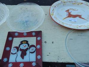 lot 288 image: Serving trays-christmas,bubbleglass design,reindeer, applewith duck, and various other plastic plates and more