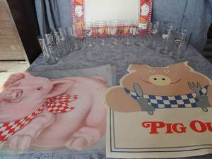 lot 300 image: 2 sets of pig place mats and 11 oink piglet glasses