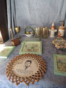 lot 309 image: 3 hanging wall welcome signs, lest we forget John Kennedy 1817-1963 and angel clock and other misc. items