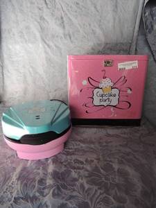 lot 311 image: 7 slot cupcake maker comes in a tin. Nostolgia cupcake maker