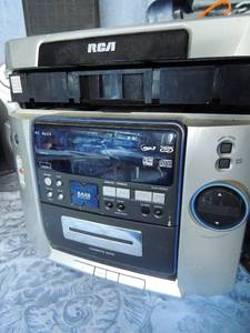 lot 315 image: RCA cassette radio with speakers, GPX cassette and record player with speakers and National panasonic record player