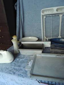 lot 318 image: Dish drainer, S&P shakers, Proctor mixer no beaters speckeled pan, 2 square oven pans and more