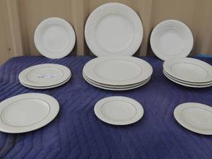 lot 344 image: Everyday glass houseware china 4 smaller plates, 4 bigplates, 2 saucers 4 bowls 14 pieces