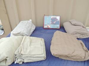 lot 369 image: 5 sets of sheets 1 set NIP  fits full size other 4 state on tag fit double or queen