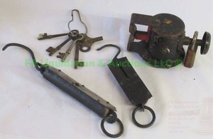 lot 20 image: Vintage John Chatillon & Sons mechanical hanging scales, skeleton keys plus