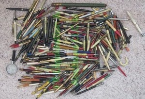 lot 42 image: Assortment of vintage pens