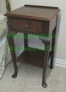 lot 130 image: Mid century Batesville cabinet company solid wood accent table, 17 x 14 x 28