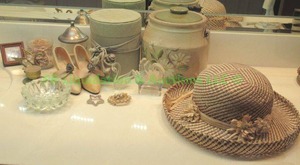 lot 145 image: Assorted home decor as shown
