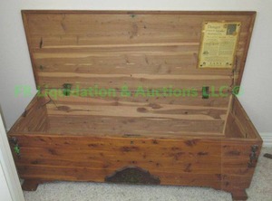 lot 185 image: Vintage Lane cedar chest (one hinge lock damaged) 48 x 19 x 18