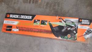 lot 209 image: Black & Decker 17 hedge trimmer