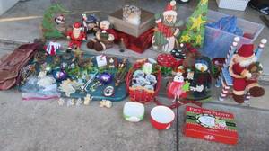 lot 252 image: Assorted Christmas decor including Fitz & Floyd and more