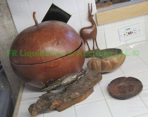lot 89 image: Wood decor as shown