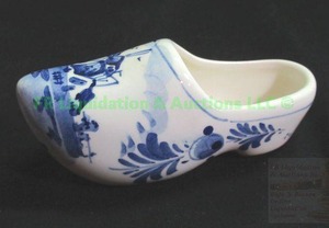 lot 264 image: Delft holland porcelain mini shoe