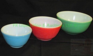 lot 68 image: Pyrex Mid century glass mixing bowls