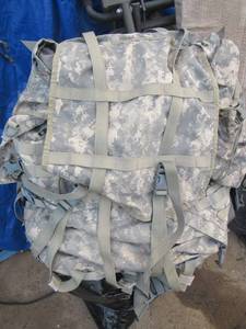 lot 9 image: US ARMY FULL SIZED BACKPACKS WITH RUCKSACKS, SHOULDER STRAPS, SOLID FRAMES AND PADDED WAIST BELTS IN VERY GOOD CONDITION