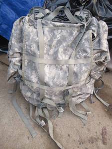 lot 10 image: US ARMY FULL SIZED BACKPACKS WITH RUCKSACKS, SHOULDER STRAPS, SOLID FRAMES AND PADDED WAIST BELTS IN VERY GOOD CONDITION