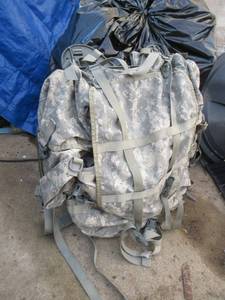 lot 11 image: US ARMY FULL SIZED BACKPACKS WITH RUCKSACKS, SHOULDER STRAPS, SOLID FRAMES AND PADDED WAIST BELTS IN VERY GOOD CONDITION