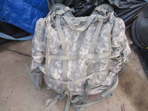 lot 12 image: US ARMY FULL SIZED BACKPACKS WITH RUCKSACKS, SHOULDER STRAPS, SOLID FRAMES AND PADDED WAIST BELTS IN VERY GOOD CONDITION