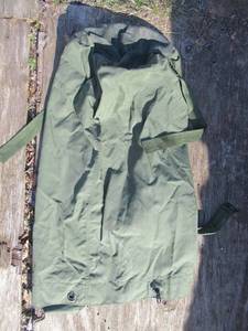 lot 16 image: US ARMY TOP LOADING DUFFEL BAGS