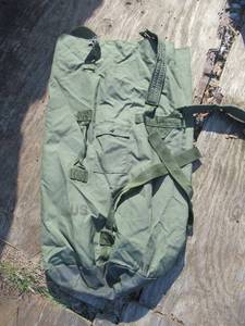 lot 17 image: US ARMY TOP LOADING DUFFEL BAGS