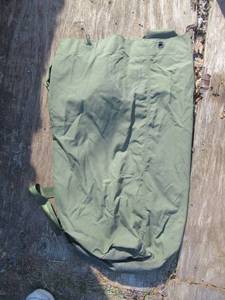 lot 18 image: US ARMY TOP LOADING DUFFEL BAGS