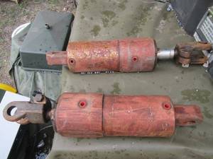 lot 66 image: HYDRAULIC CYLINDERS MARKED M 92 AND 367253