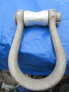 lot 82 image: MILITARY 25,000 LB. SHACKLE WITH ROLLER