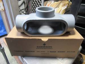 lot 100 image: EMERSON 2 GRAYLOY FM7 CONDUIT BODY TYPE T