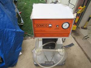 lot 141 image: GOMCO 6053 SUCTION PUMP FOR THORACIC DRAINAGE MOBILE WITH 2 2800ML BOTTLES